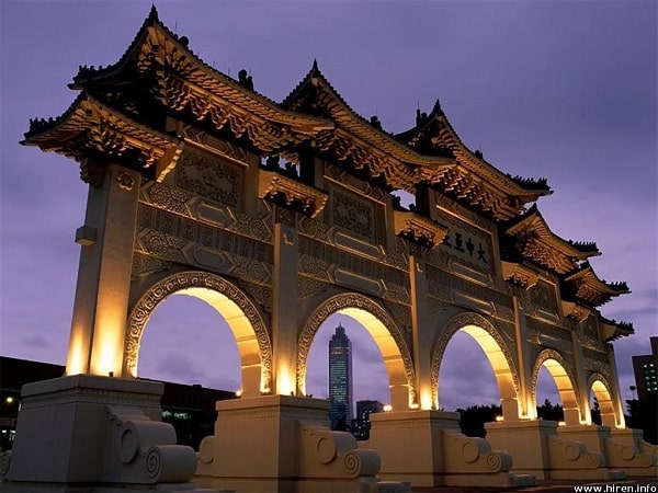 chiang-kai-shek-memorial-arch_taipei_taiwan-min